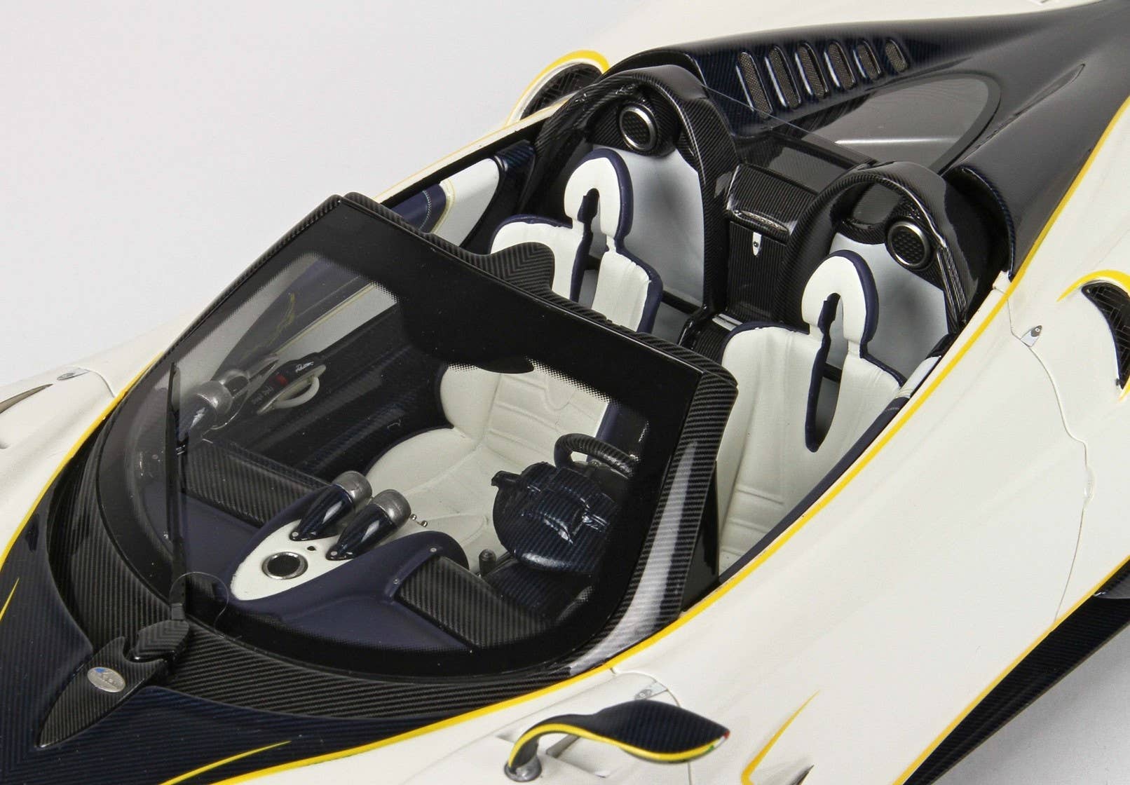 バレーナ Pagani Huayra Roadster Pearl White without Display Case