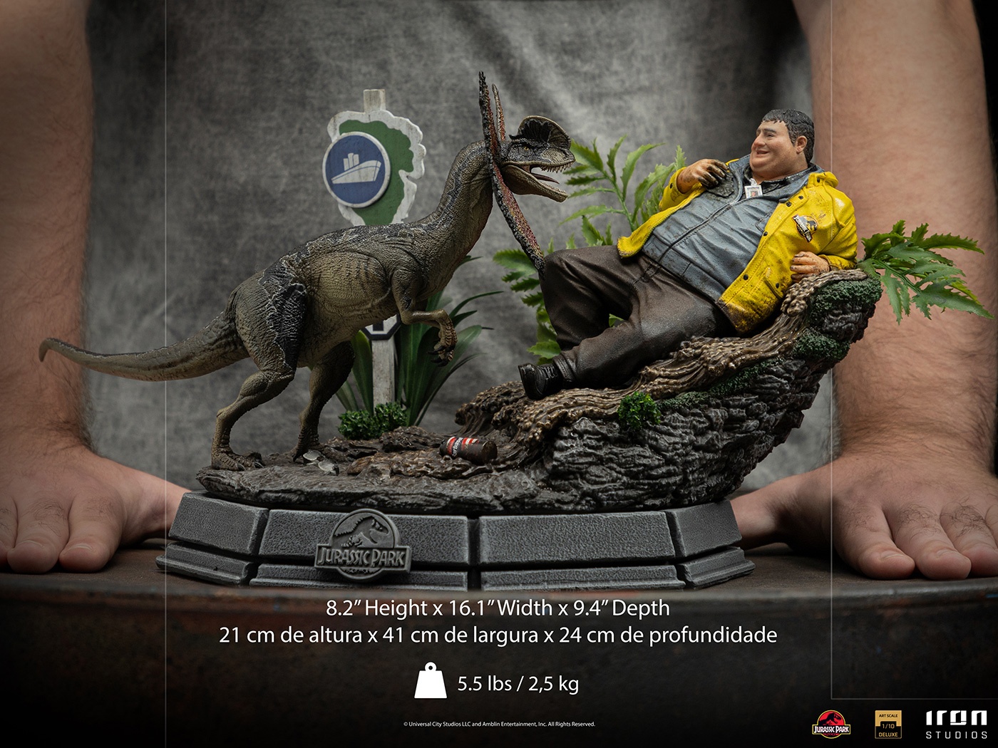 dennis nedry and the dilophosaurus