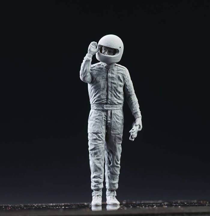 陶器製のF1ドライバーの人形 F1 Driver with Helmet | HLJ.com