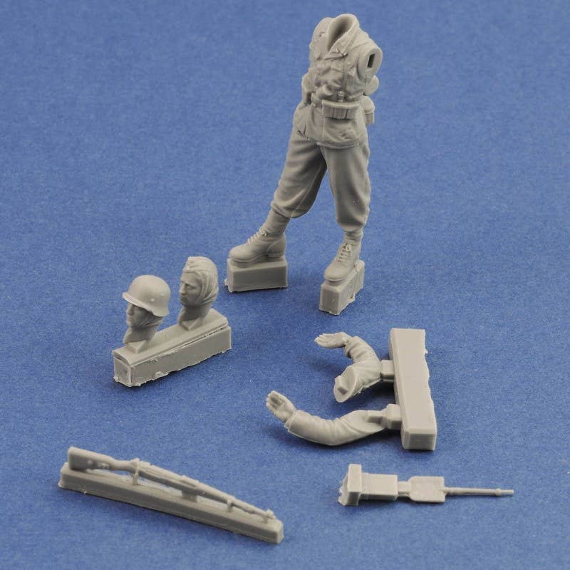 Royal Model German soldier with rifle - WWII | HLJ.com