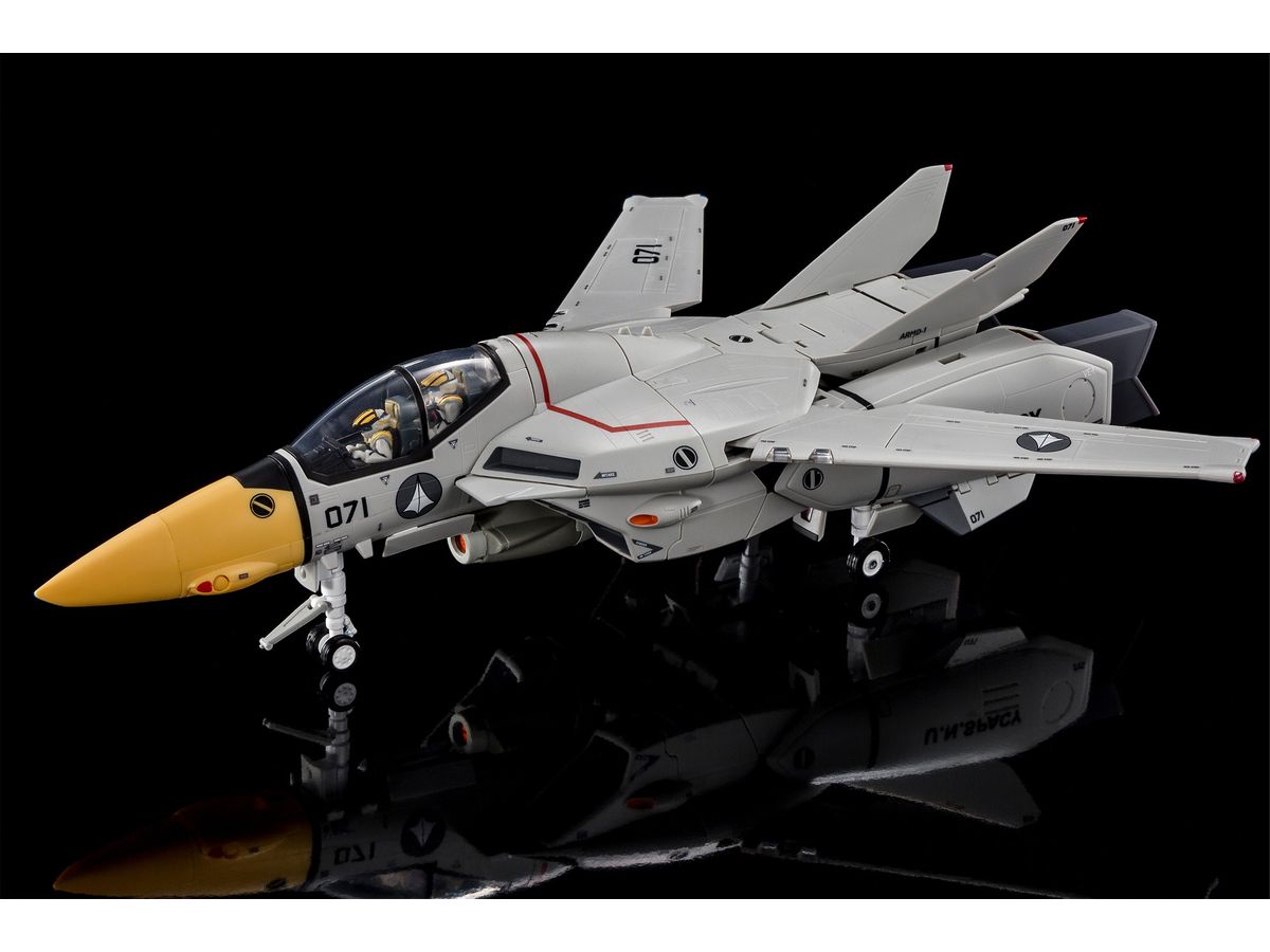 The Super Dimension Fortress Macross: VE-1 Elint Seeker Premium Finish (Reissue)