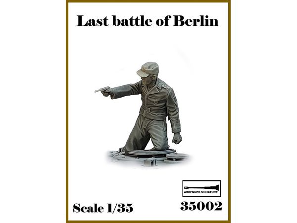 WWII German Berlin Last Battle #2 Tank Crew with Pistols (1pcs)