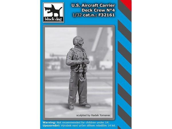 US aircraft carrier deck crew No.4