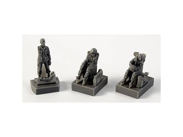 AH-1 Sitting Pilots (2 Figures) and Ground Crew (1 Figure) (for Special Hobby)