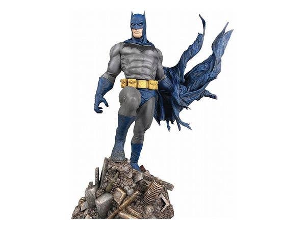DC Gallery: Batman #702: Batman Defiant PVC Statue