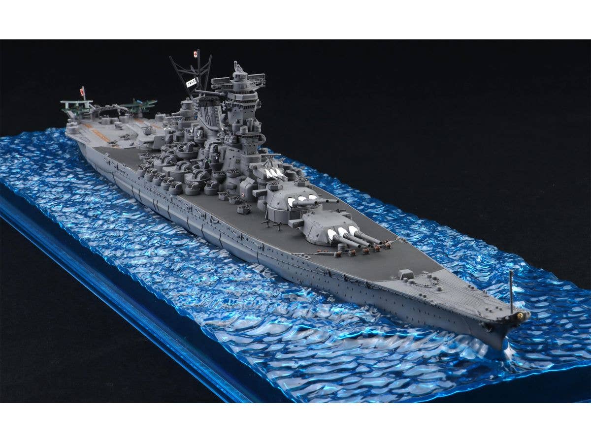 Japanese battleship Yamato (Operation Ten-Go/1945) Special Edition (with Wooden Deck Decal)