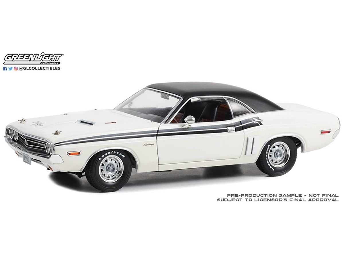 GreenLight 1971 Dodge Challenger R/T - Bright White with Black Interior and Red Plaid Seats