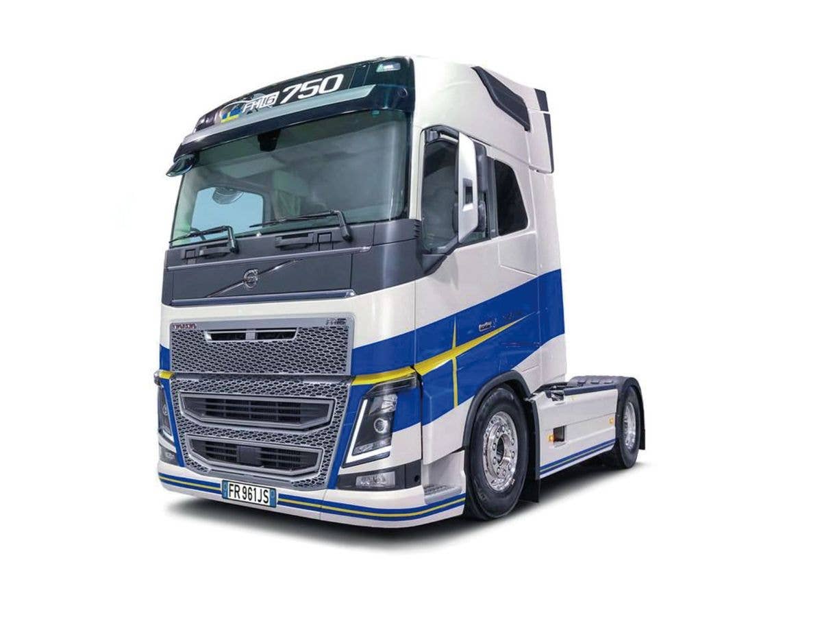 Volvo FH-16 medium roof trailer head
