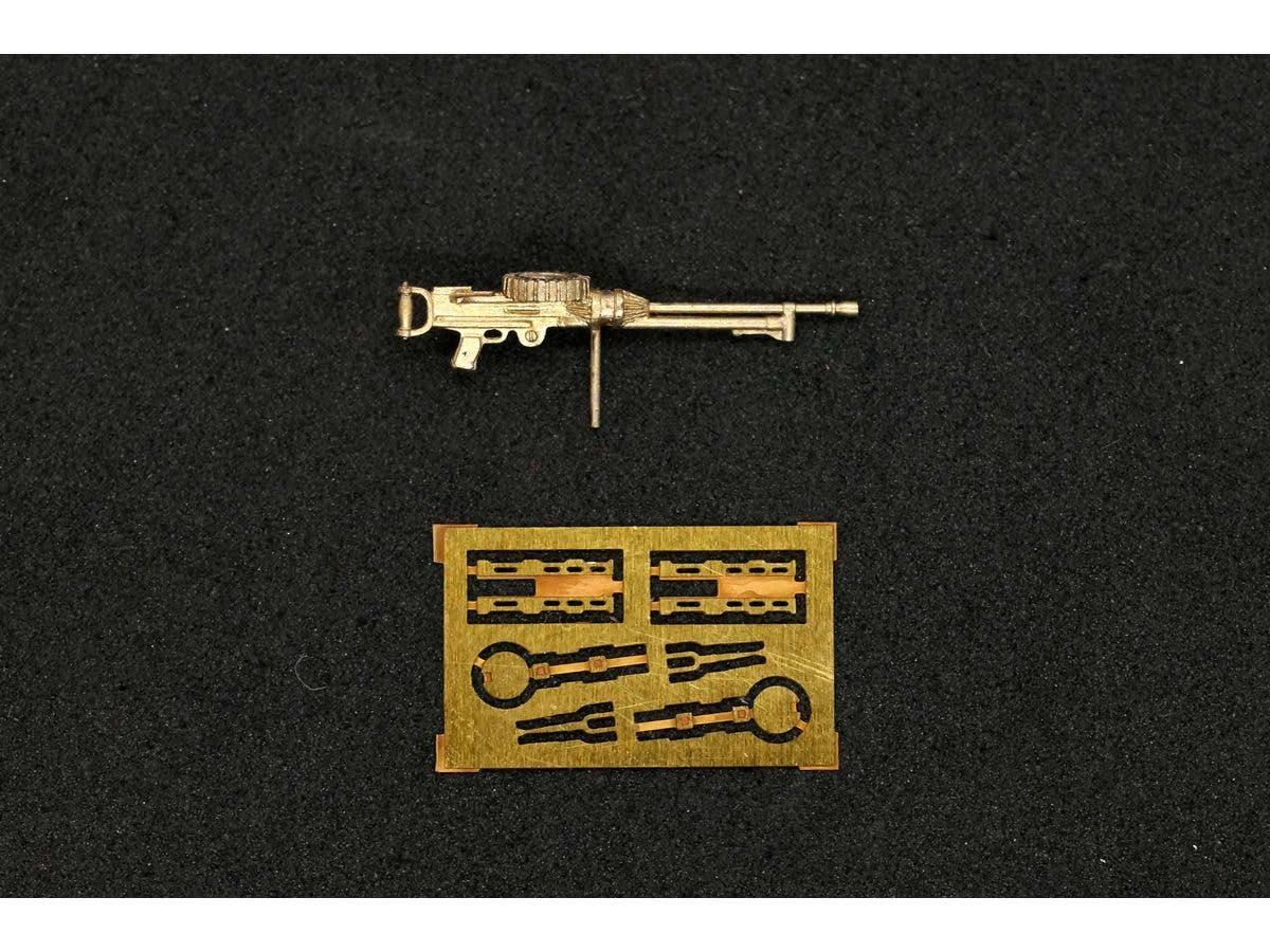 Stripped Lewis Mk I machine gun with a shortened radiator