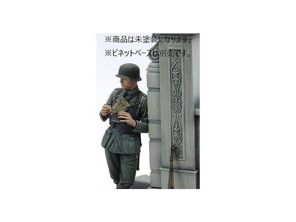 WWII German Soldier Eating (75mm)
