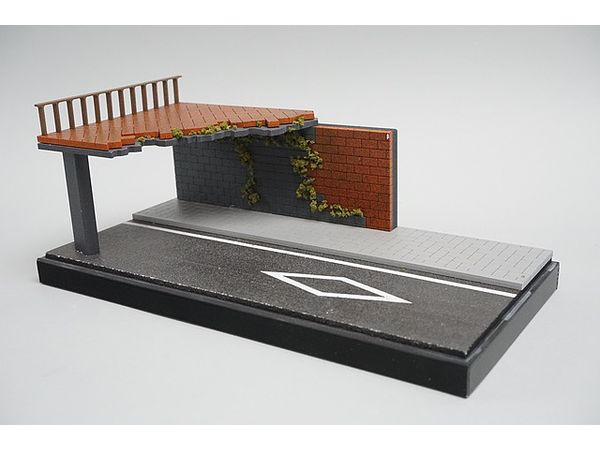 Diorama Under Elevated Tracks Street Corner With Elevated Tracks And Walls (19.5cm x 9.5cm x 10cm