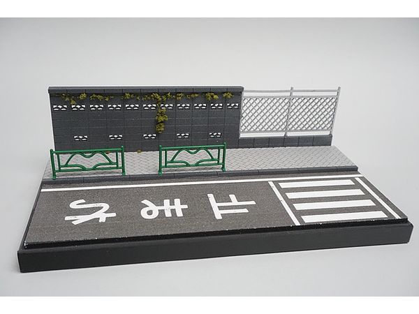 School Road Diorama Street Corner With Crosswalk (19.5cm x 9.5cm x 10cm