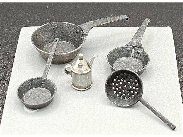 Set of pans and oiler