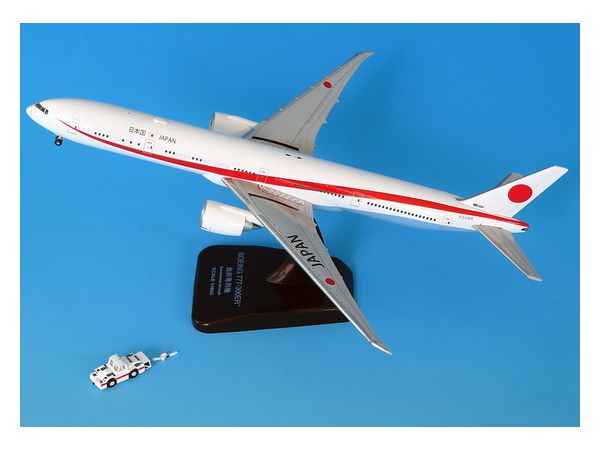 Boeing 777-300ER 80-1112 Die Cast Model (with Wifi Radome & Plastic Stand) with Towing Tractor & Tow-Bar